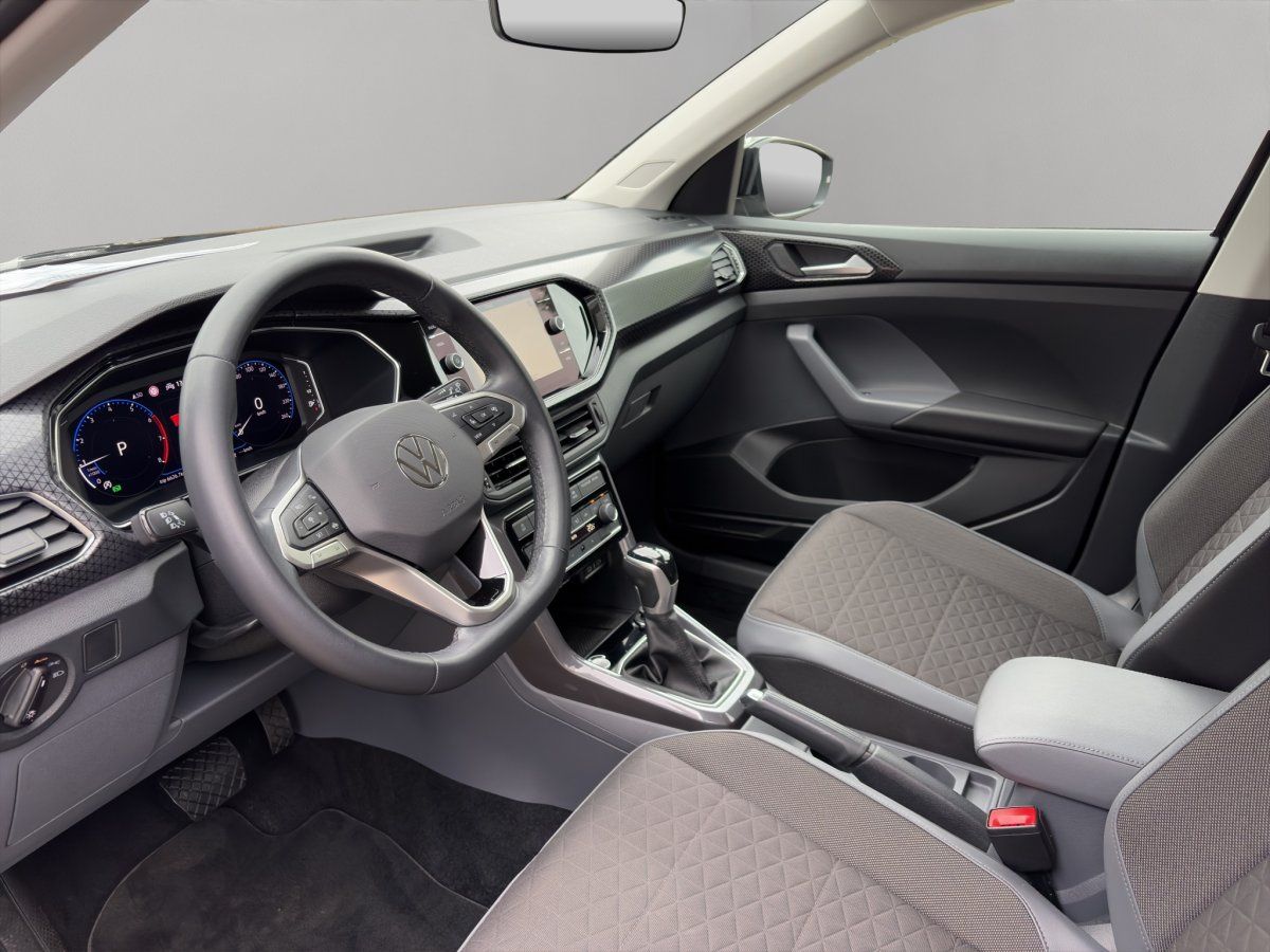 VW Cockpit mit Lenkrad, Schaltung und Multifunktionsdisplay