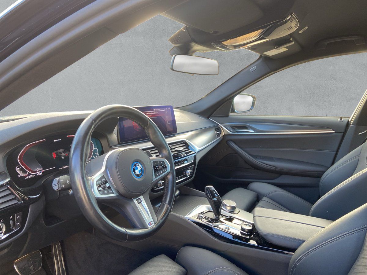 BMW 5er Innenraum mit Lederlenkrad, Cockpit und Navigationsdisplay