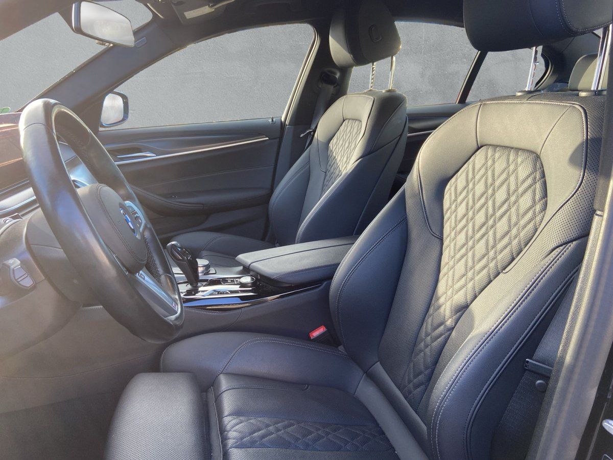 BMW 5er Innenraum mit schwarzen Ledersitzen und Cockpit