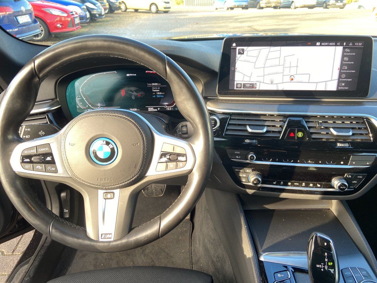 BMW 5er Cockpit mit Lenkrad und Navigationsdisplay Innenraum