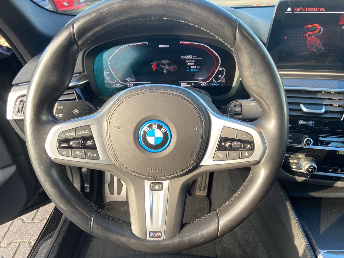 BMW Cockpit mit M-Lenkrad und digitalem Kombiinstrument im Detail