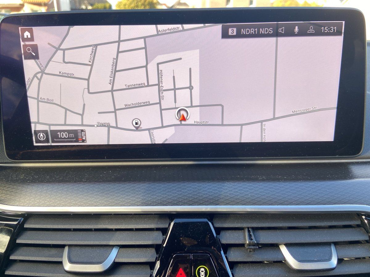 BMW 5er Navigationssystem Kartenansicht im Cockpit Detail