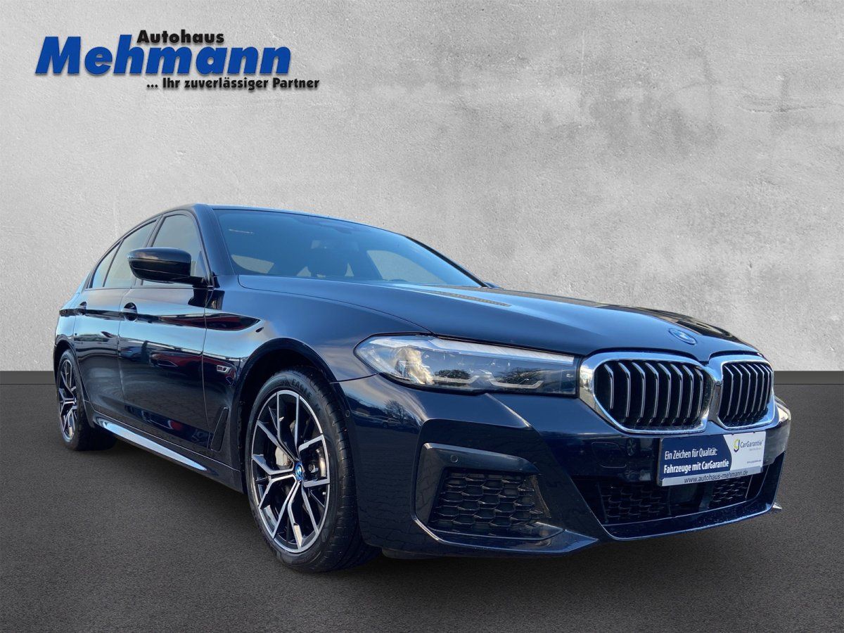 BMW 545e schwarz Frontansicht mit Nierengrill und Alufelgen