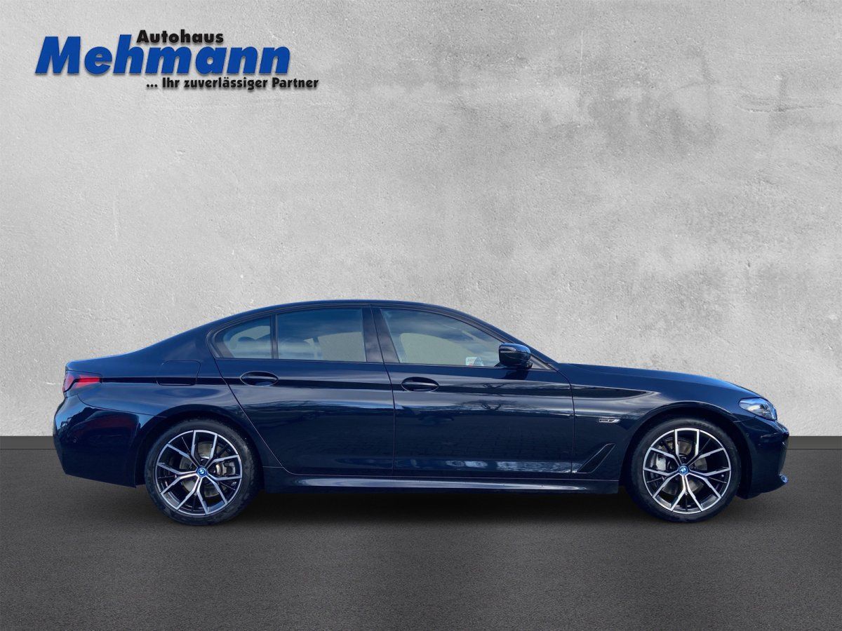 BMW 5er Limousine dunkelblau, Seitenansicht mit M-Sportfelgen