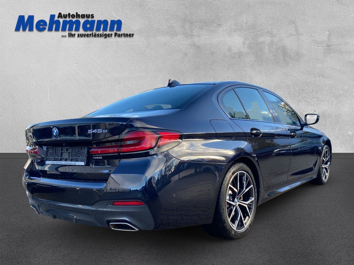 BMW 545e Limousine schwarz Heckansicht seitlich - Autohaus Mehmann