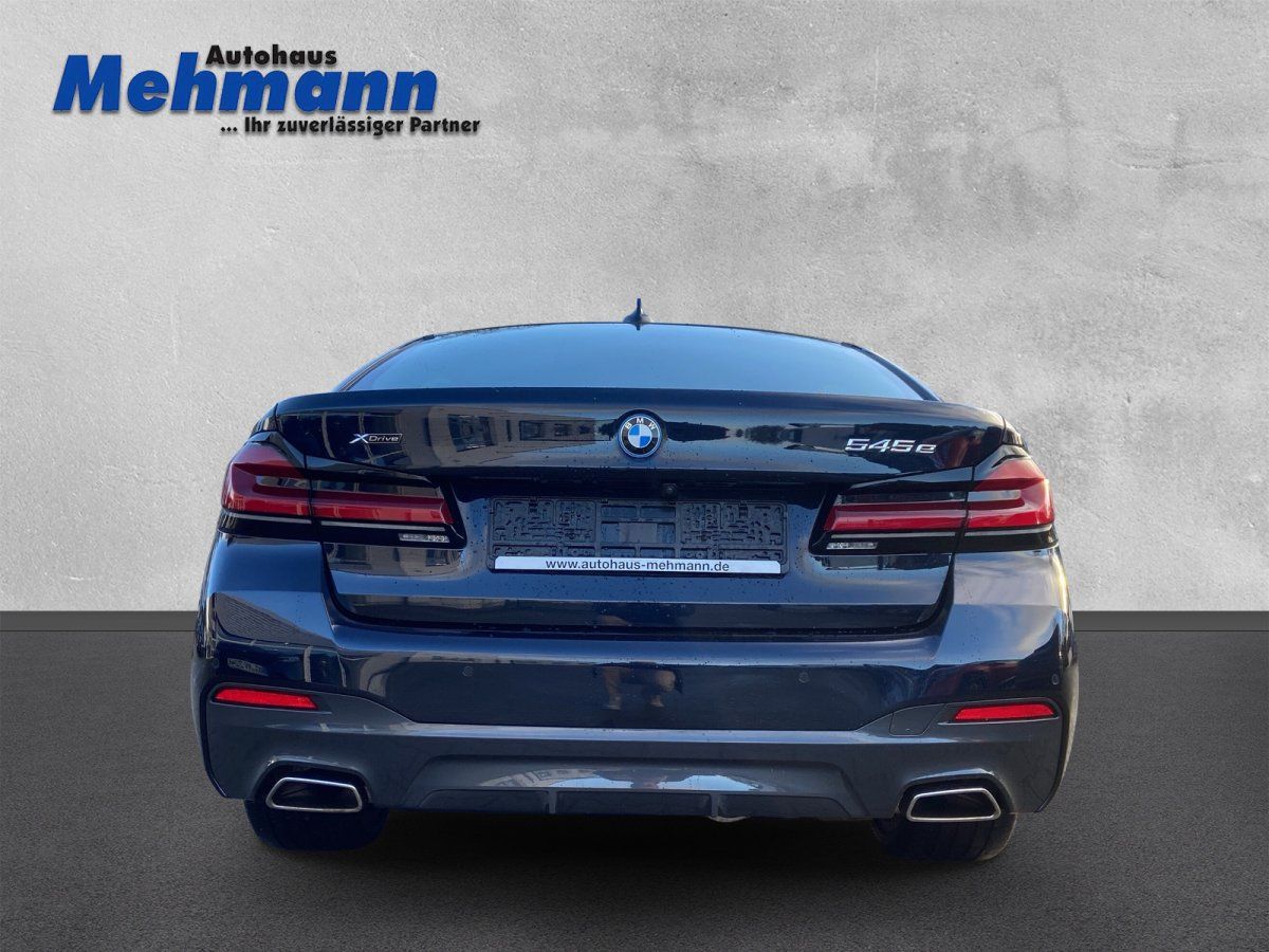 BMW 545e xDrive schwarz Heckansicht mit Doppelauspuff