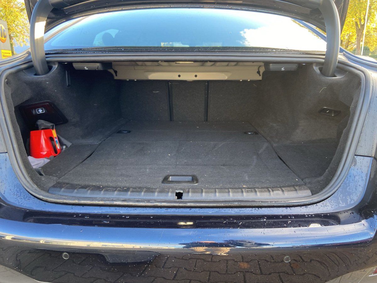 BMW 5er Limousine Kofferraum mit viel Stauraum, geöffnete Heckklappe