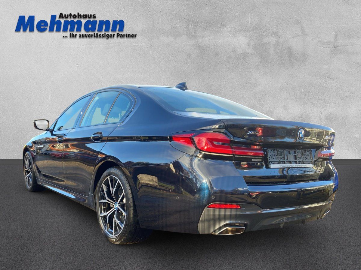 BMW 545e xDrive schwarz Heck-Seitenansicht Limousine