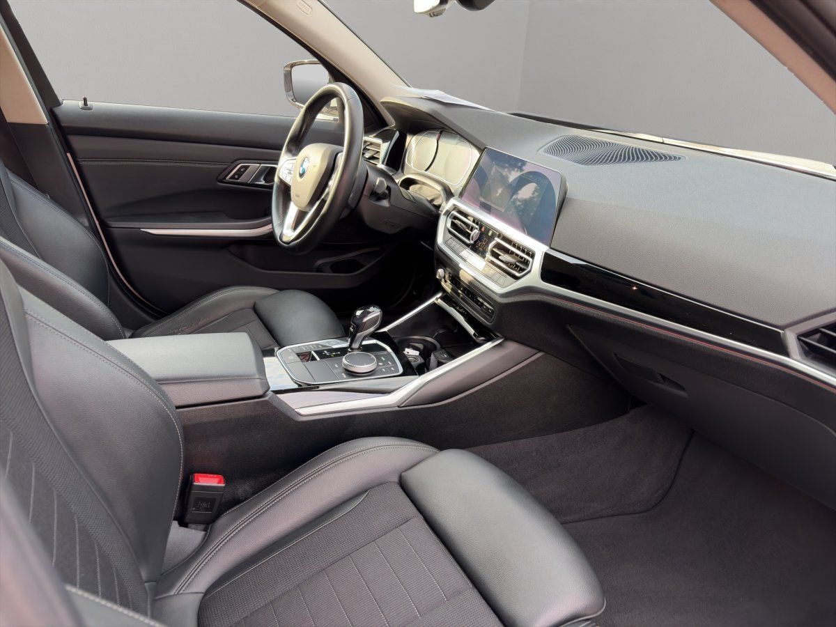 BMW Innenraum mit Cockpit und Mittelkonsole, schwarzes Leder