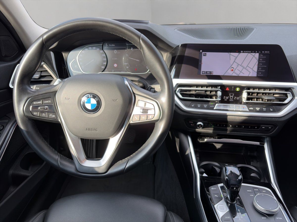 BMW Cockpit mit Lenkrad und Navigationsdisplay im Detail