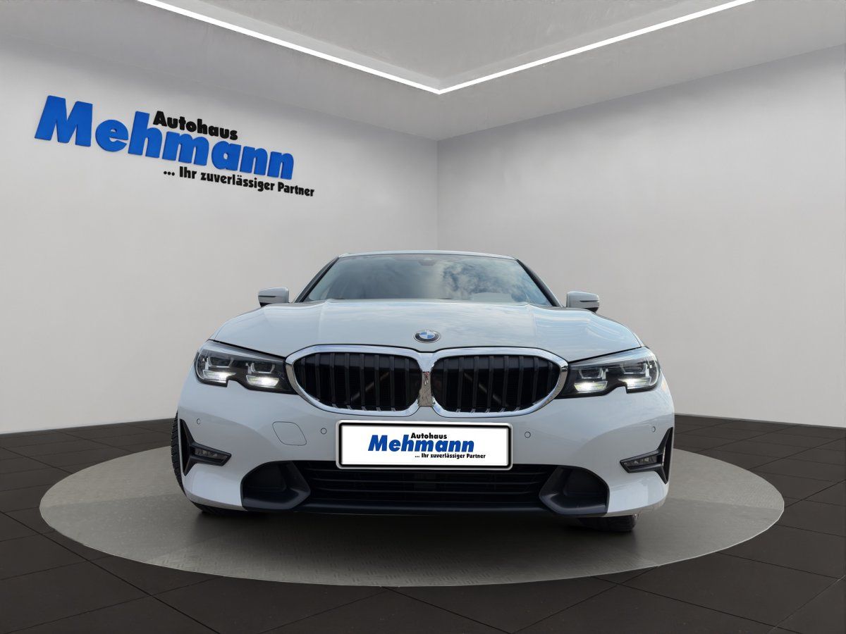 BMW 3er weiss Frontansicht im Autohaus Mehmann Showroom