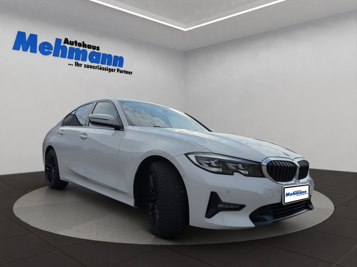 BMW 3er Limousine weiß Frontansicht schräg im Showroom Mehmann