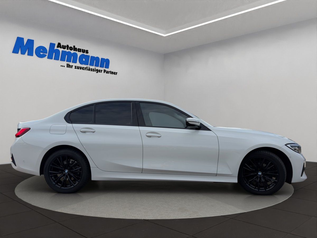 BMW 3er weiss Seitenansicht mit schwarzen Alufelgen