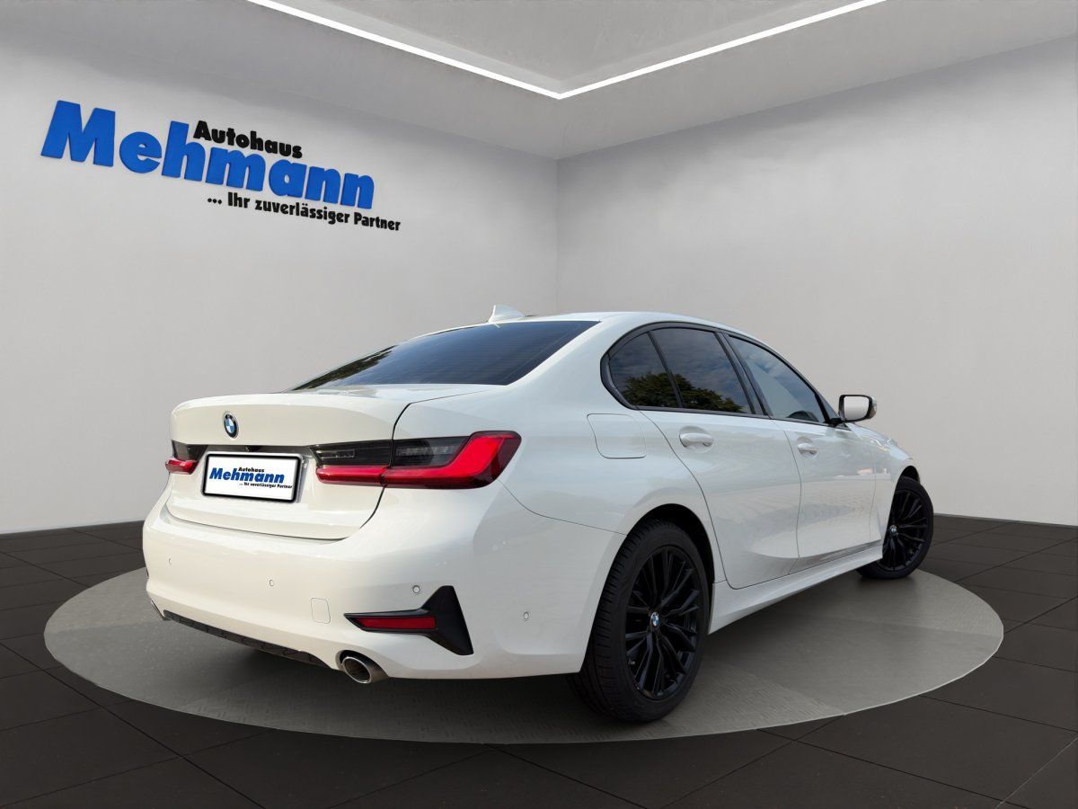 BMW 3er Limousine weiß Heck-Seitenansicht im Autohaus Showroom