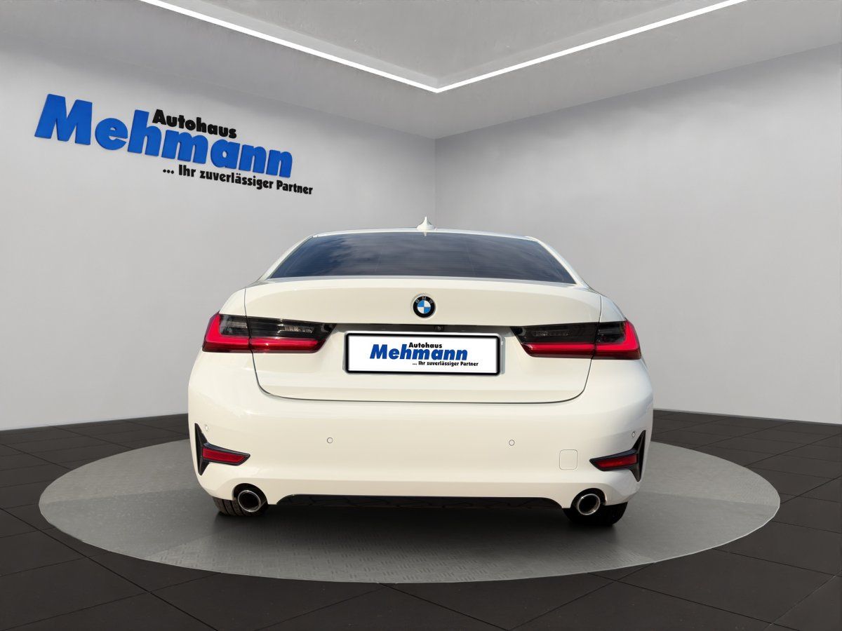 BMW 3er Limousine weiß Heckansicht im Autohaus Mehmann Showroom