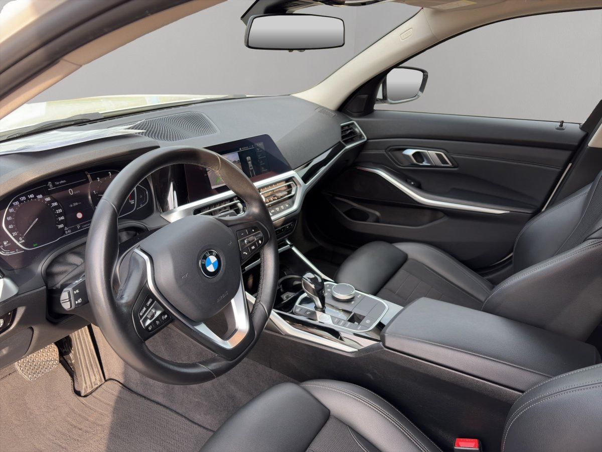 BMW 3er Cockpit mit Lenkrad und Multifunktionsdisplay