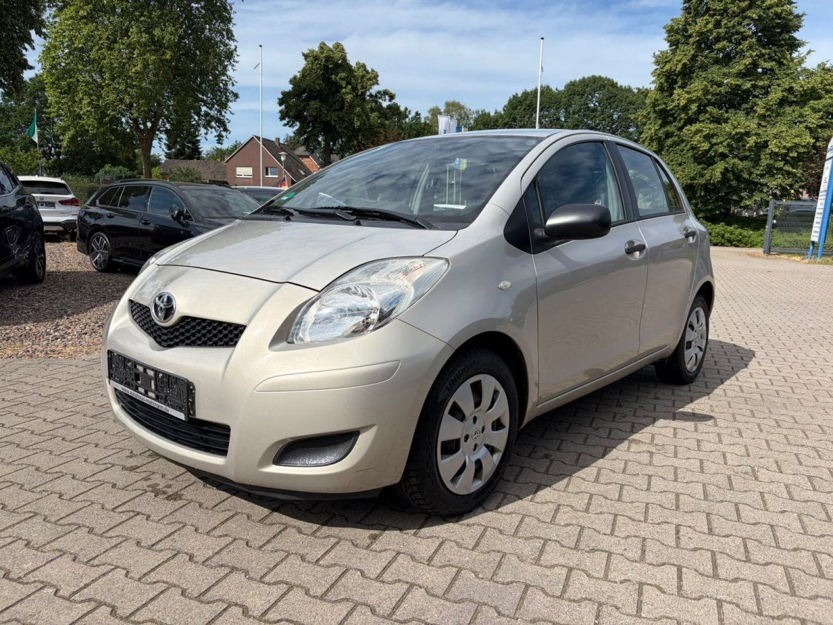 Toyota Yaris beige Frontansicht auf Parkplatz