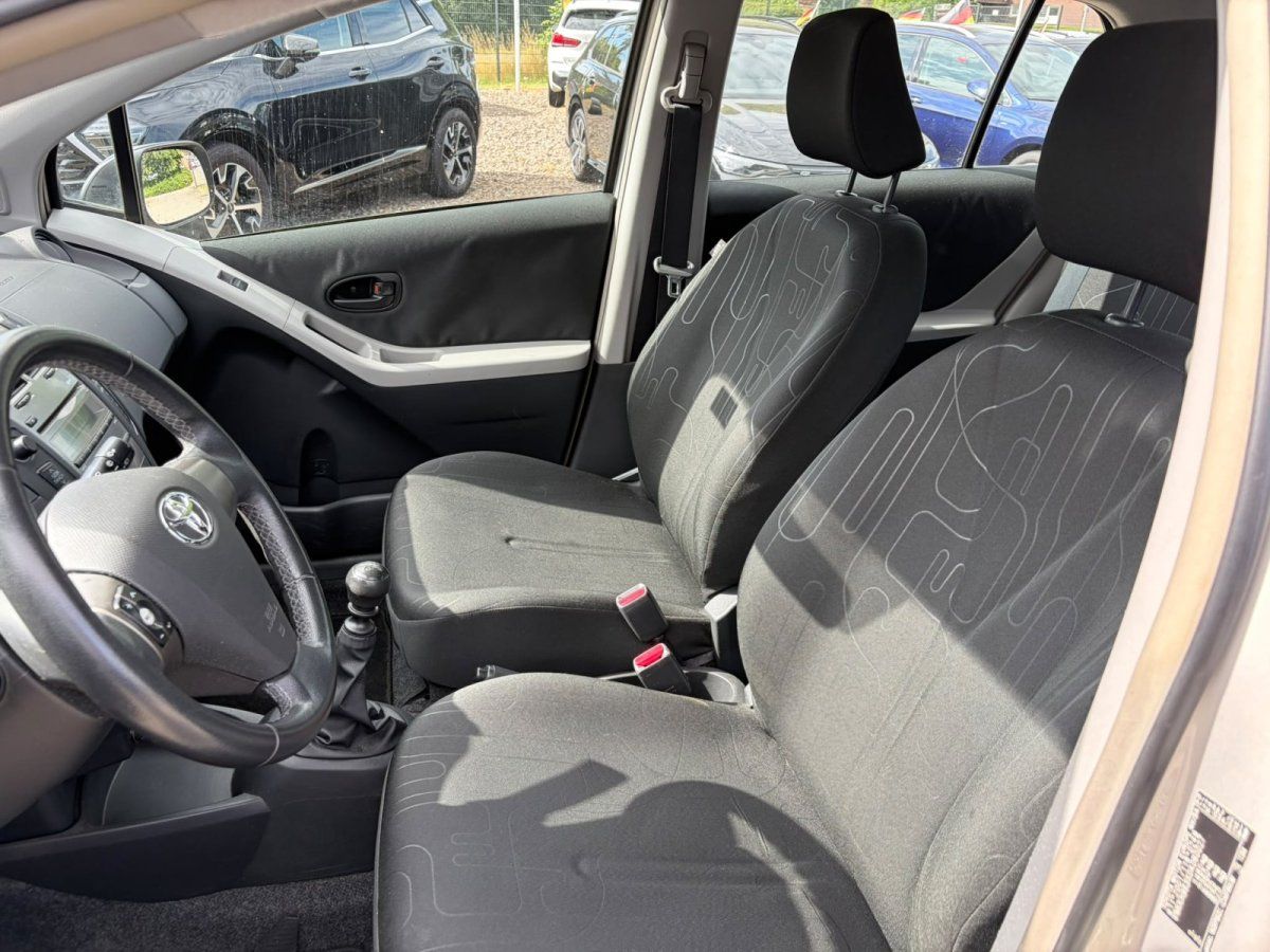 Toyota Yaris Innenraum mit Blick auf Vordersitze und Lenkrad