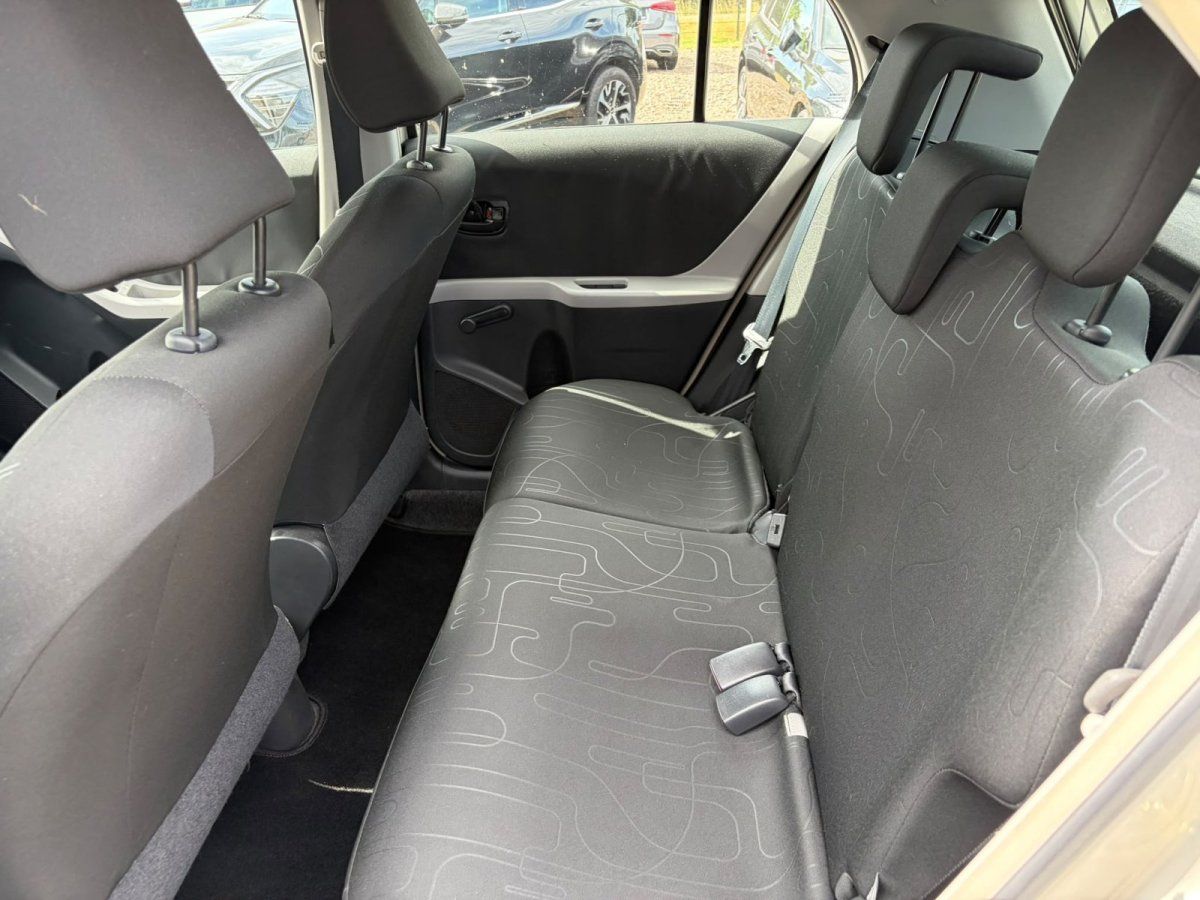 Toyota Yaris Rücksitzbank im Innenraum von hinten fotografiert