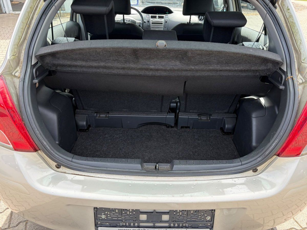Toyota Yaris Kofferraum mit Rollo Innenraumansicht