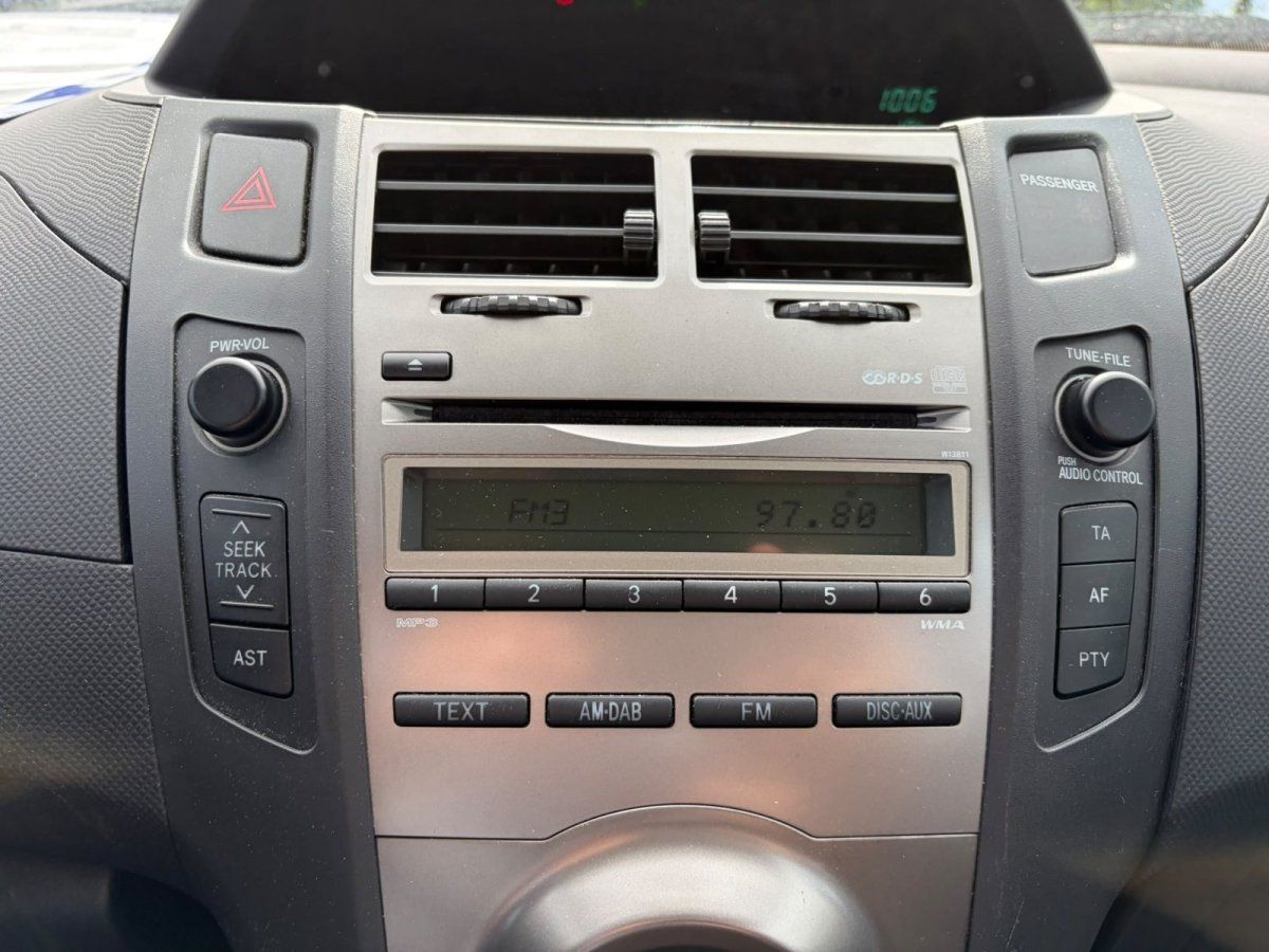 Toyota Yaris Mittelkonsole mit Radio und Klimaanlage