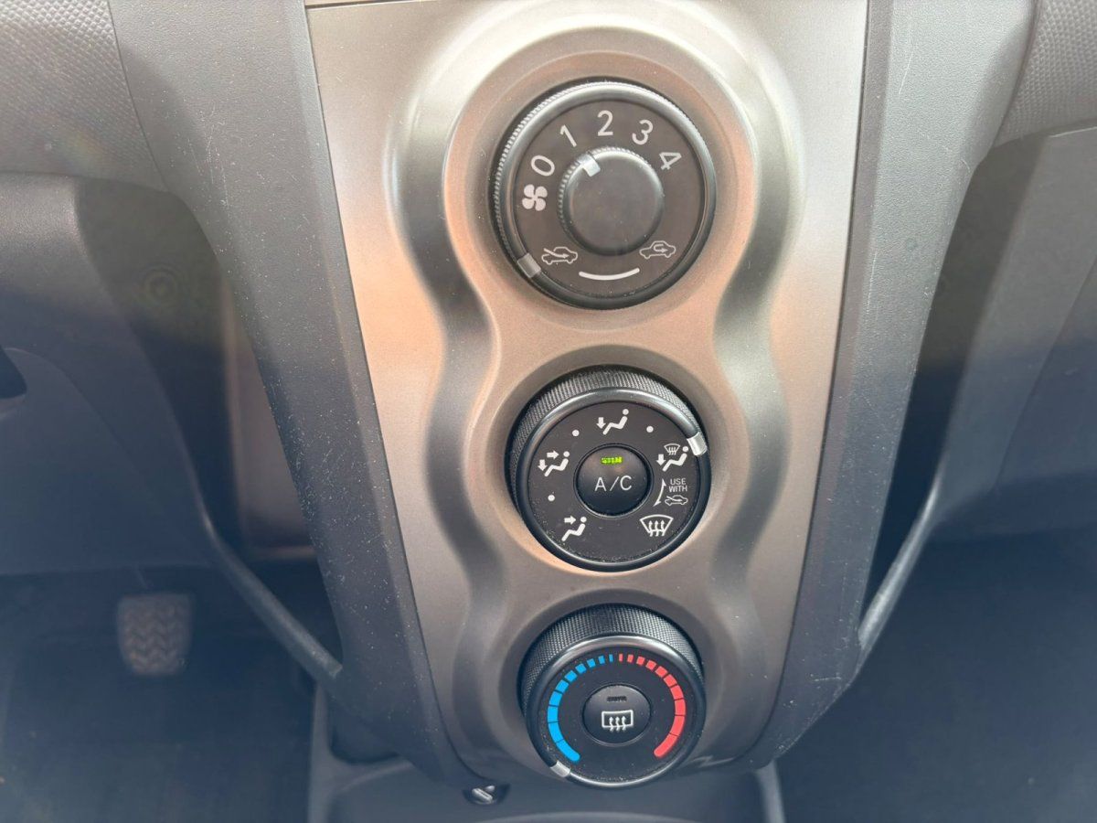 Toyota Yaris Klimabedienung und Lueftungsregler im Detail