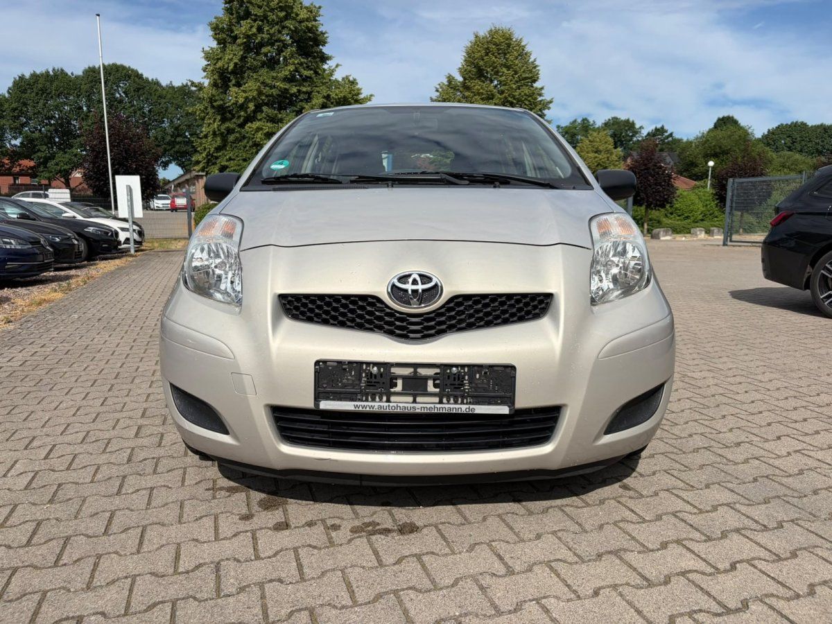 Toyota Yaris Frontansicht in Beige auf Haendlerparkplatz