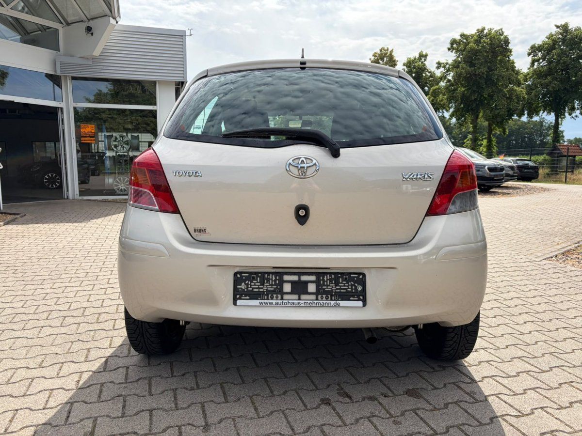 Toyota Yaris Heckansicht in Beige auf Haendlerhof