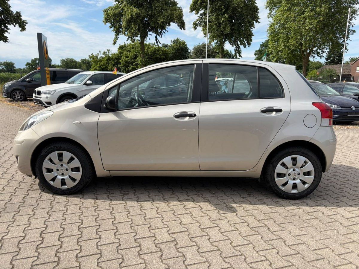Toyota Yaris beige Seitenansicht auf Haendlerhof