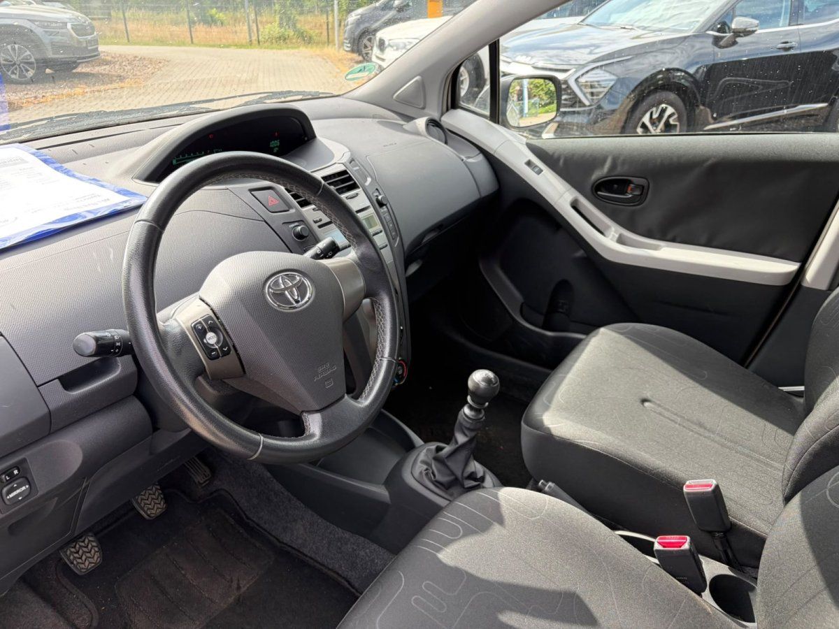 Toyota Yaris Innenraum mit Lenkrad und Cockpit im Detail