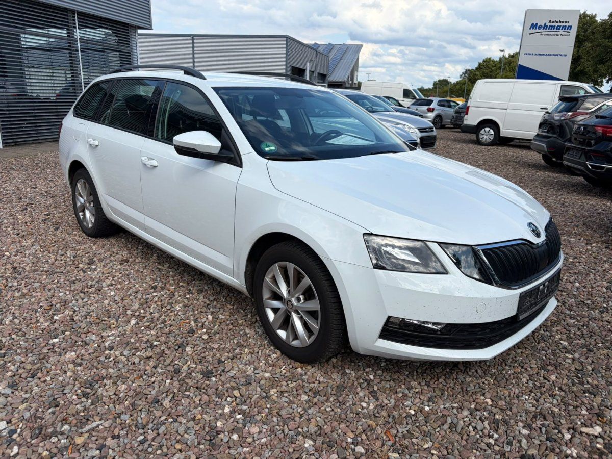 Skoda Octavia Combi weiß, Frontansicht seitlich beim Händler