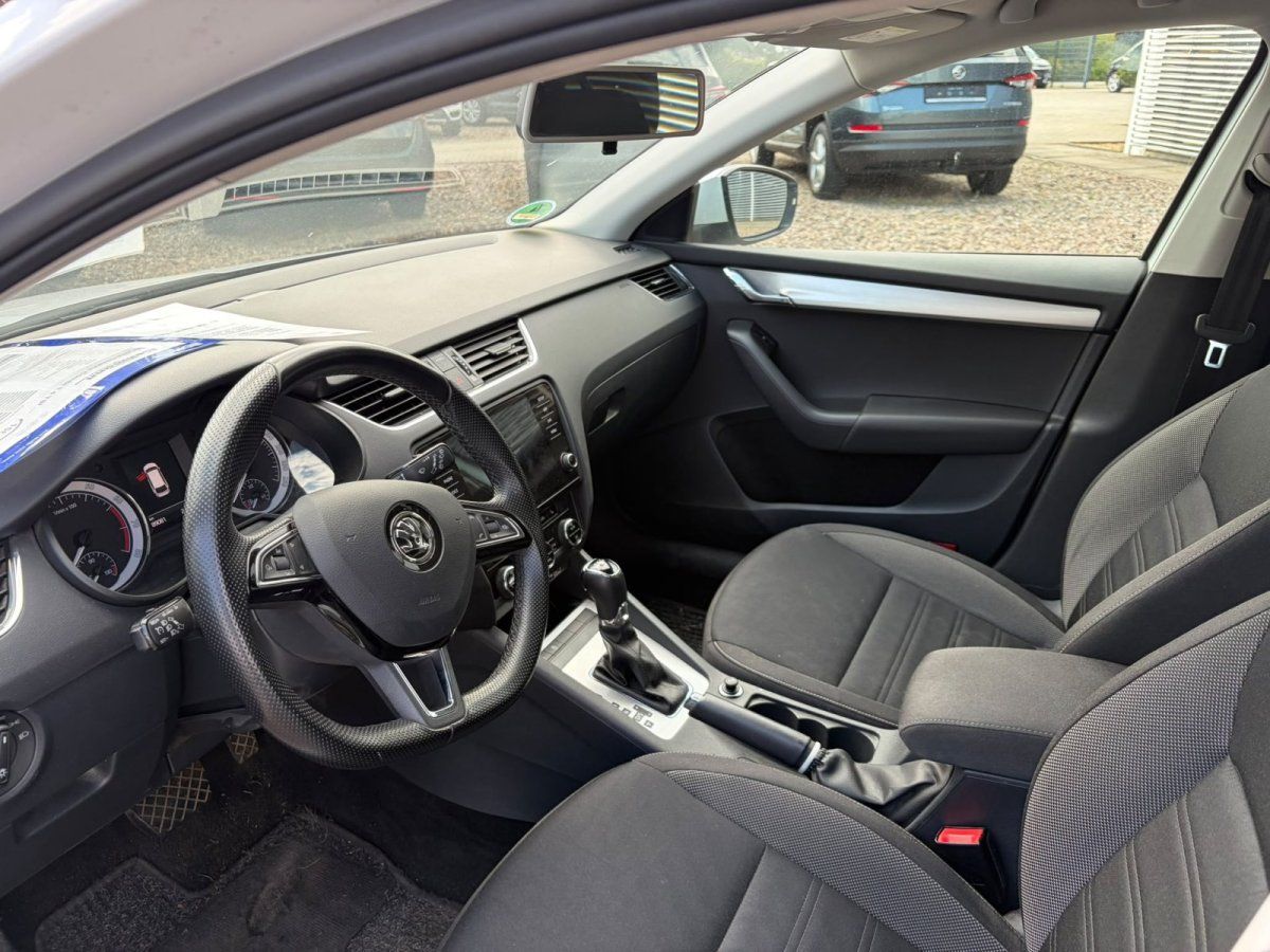 Skoda Octavia Innenraum mit Lenkrad und Sitzen in Schwarz