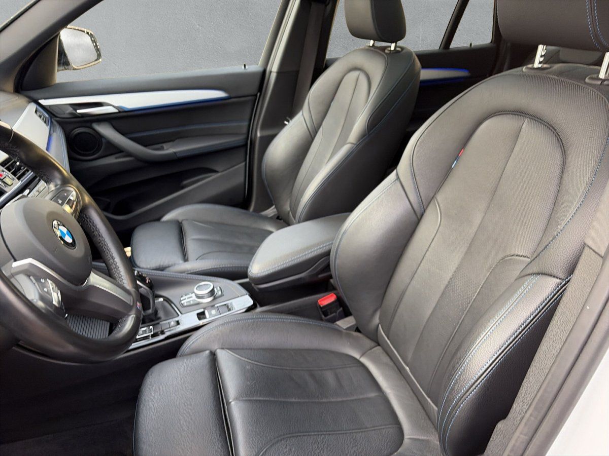 BMW X1 Innenraum mit schwarzen Ledersitzen und M-Lenkrad