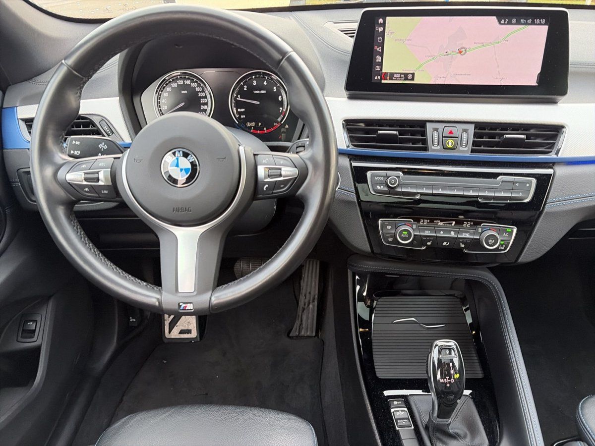 BMW X2 Cockpit mit Lenkrad, Navigationssystem und Automatikschaltung