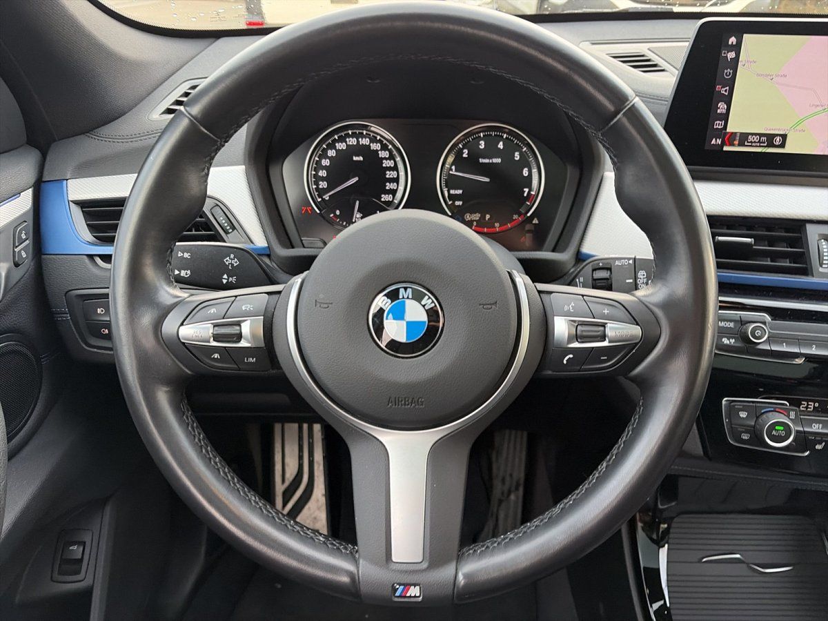 BMW Lenkrad mit Cockpit-Anzeige und Tachometer im Innenraum