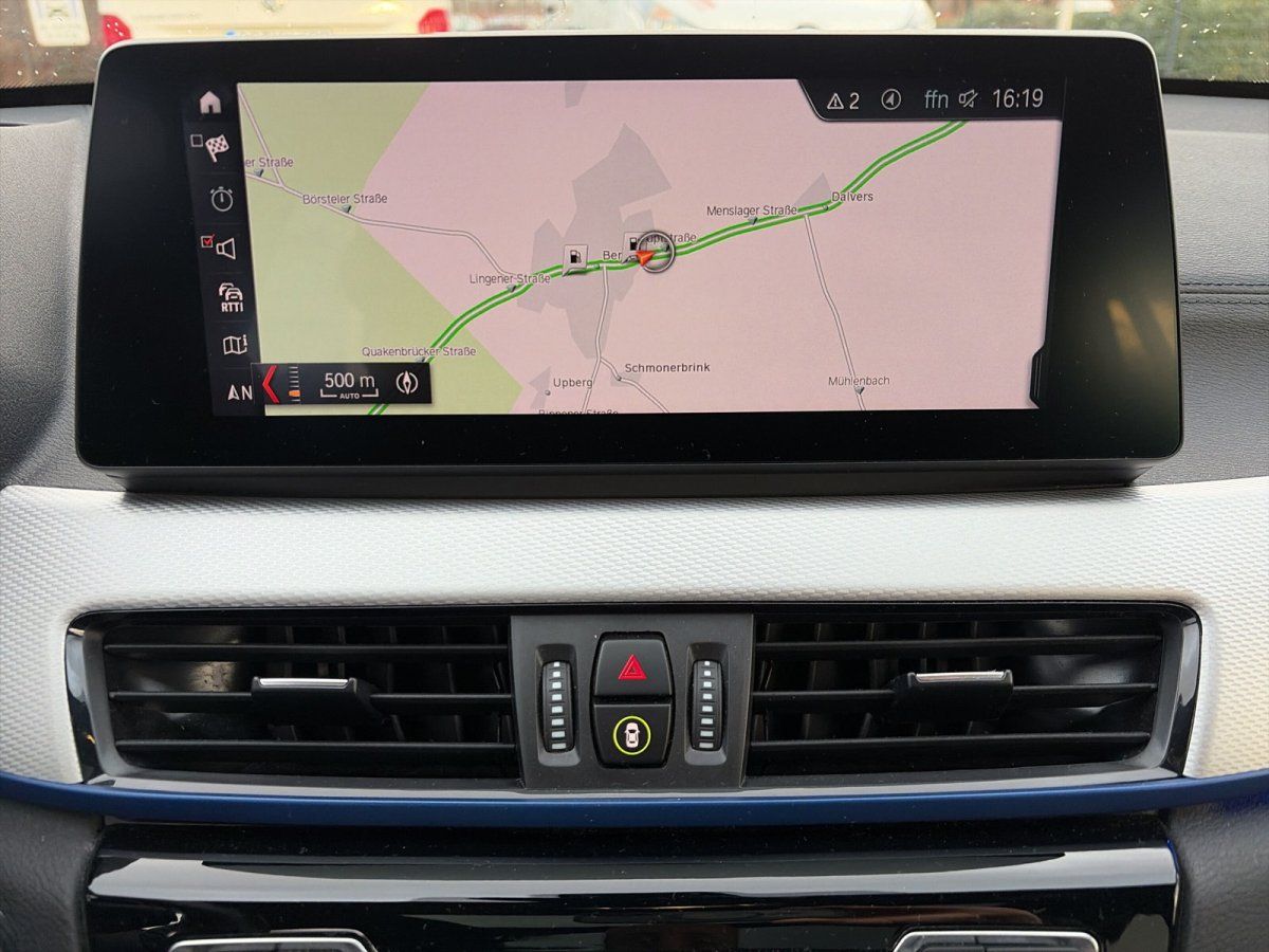 BMW Innenraum Navigationssystem und Mittelkonsole mit Lüftungsdüsen