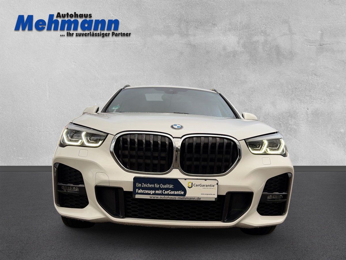 BMW X1 M Sport Frontansicht in Weiß mit LED-Scheinwerfern