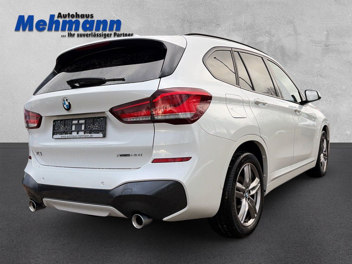 BMW X1 xDrive M Sport in Weiß, Heckansicht schräg