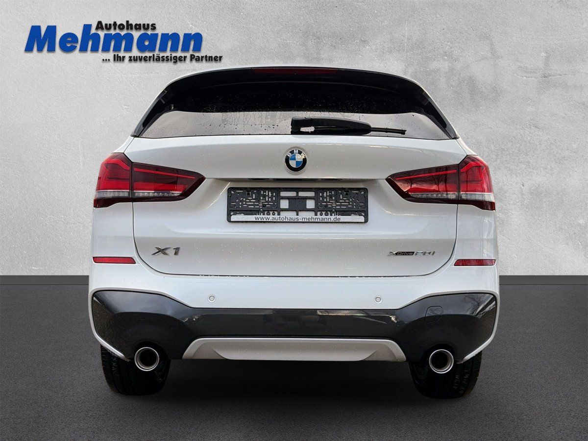 BMW X1 xDrive M Sport weiß, Heckansicht frontal