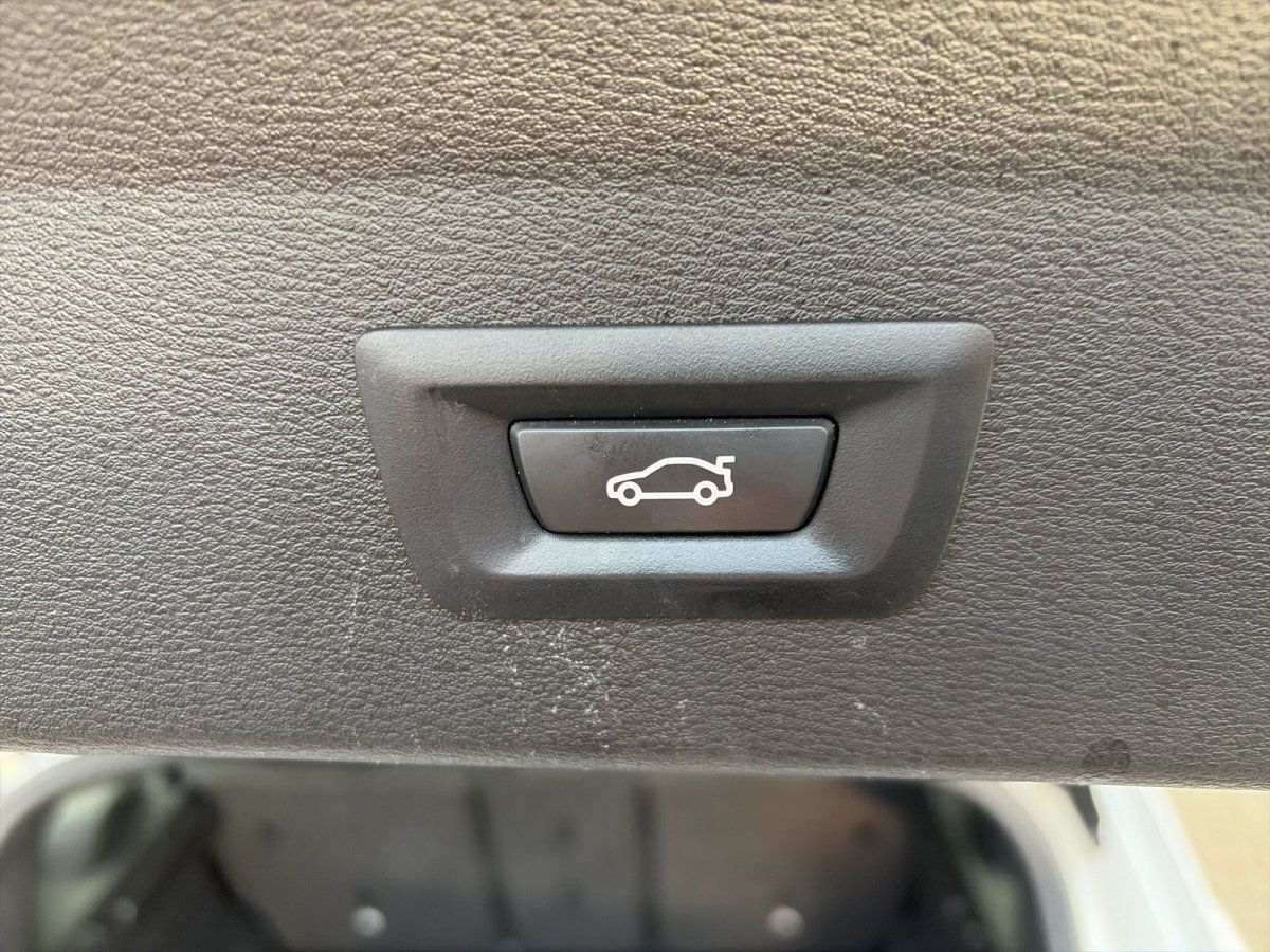 Kofferraum-Bedienknopf mit Fahrzeugsymbol im Interieur