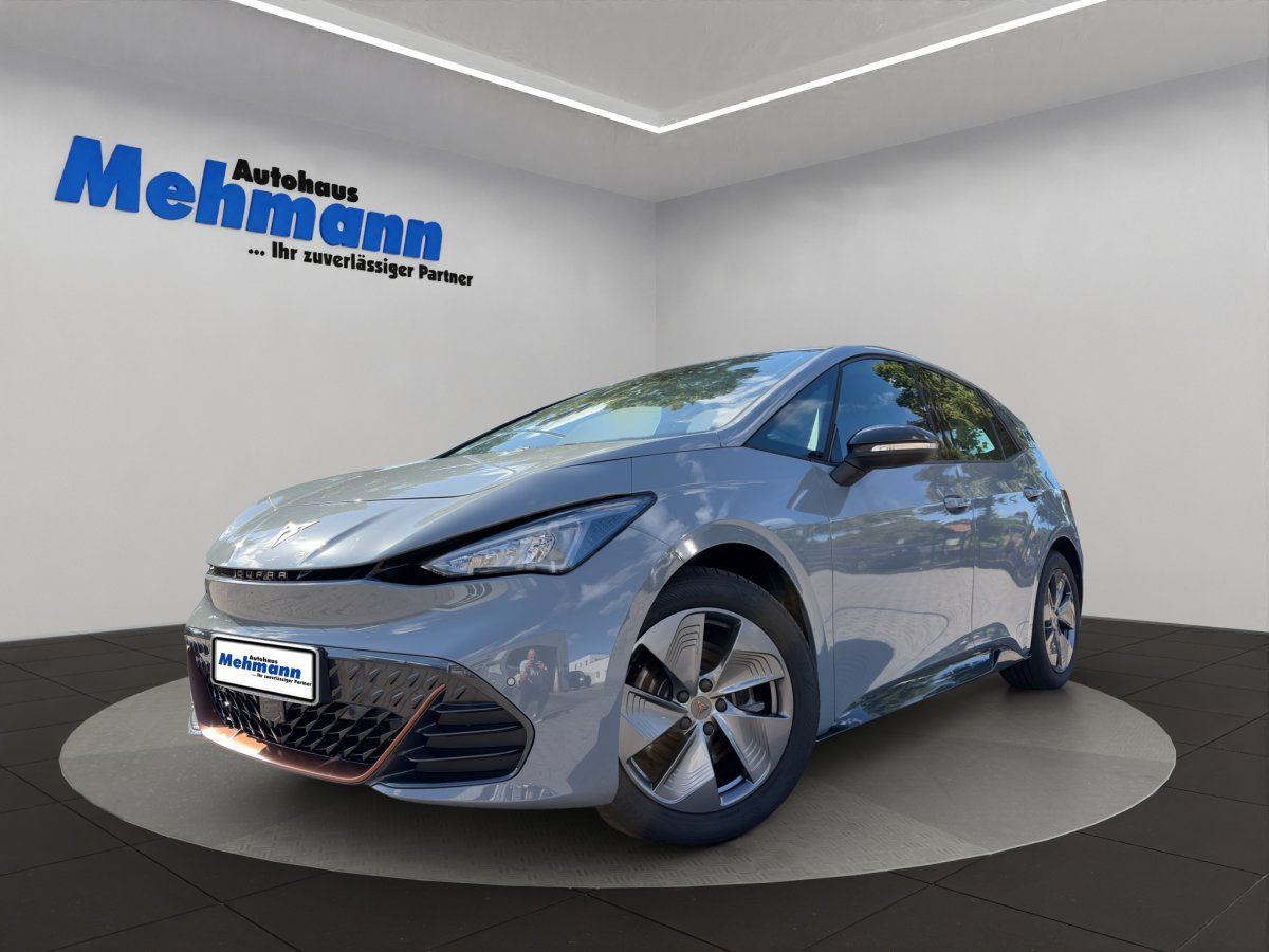 Cupra Born in silber Frontansicht seitlich im Autohaus