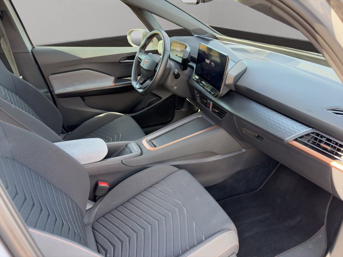 Cupra Innenraum mit Cockpit und digitalem Display