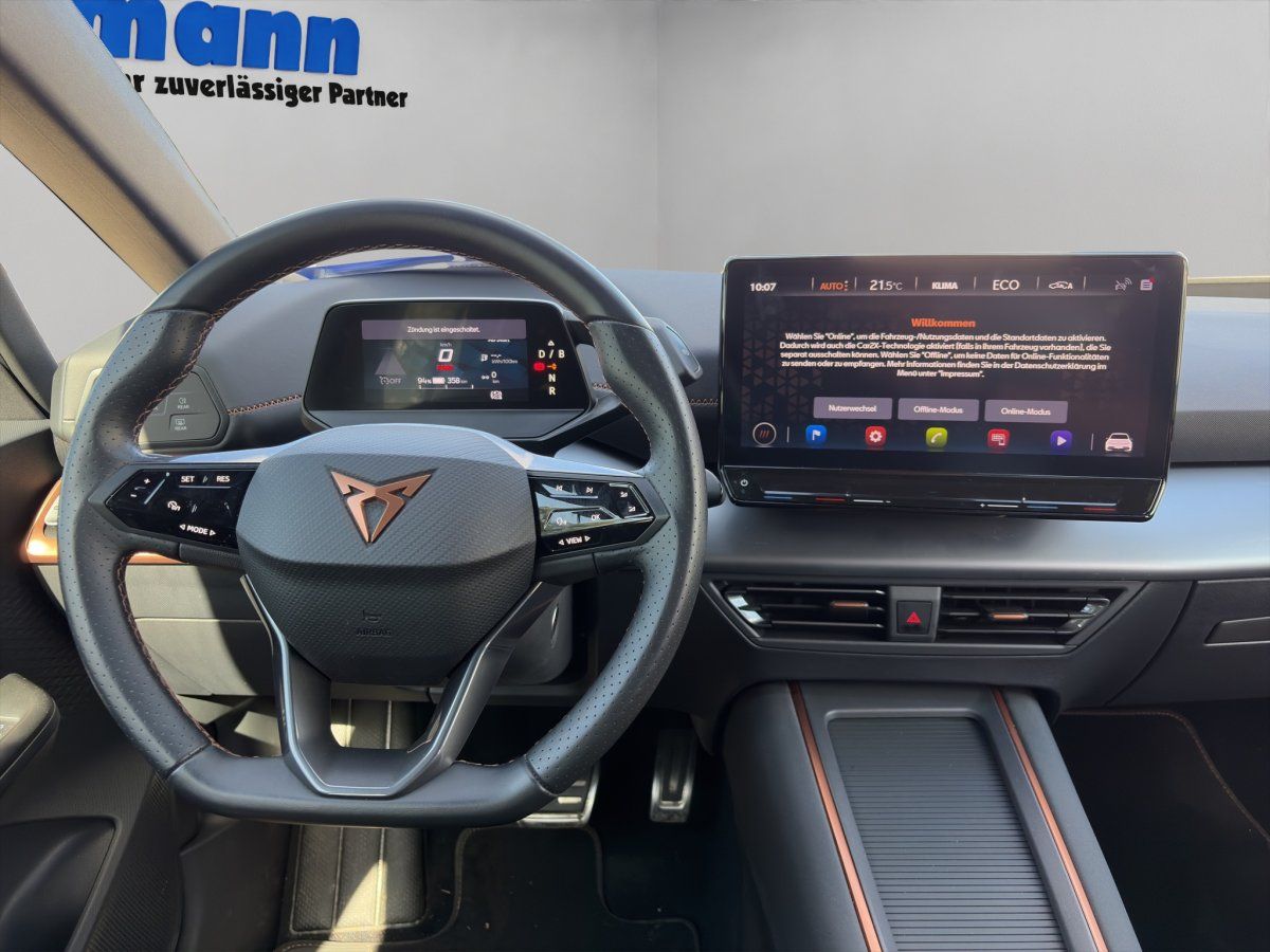 Cupra Cockpit mit Lenkrad, Digitaltacho und Infotainment-Display