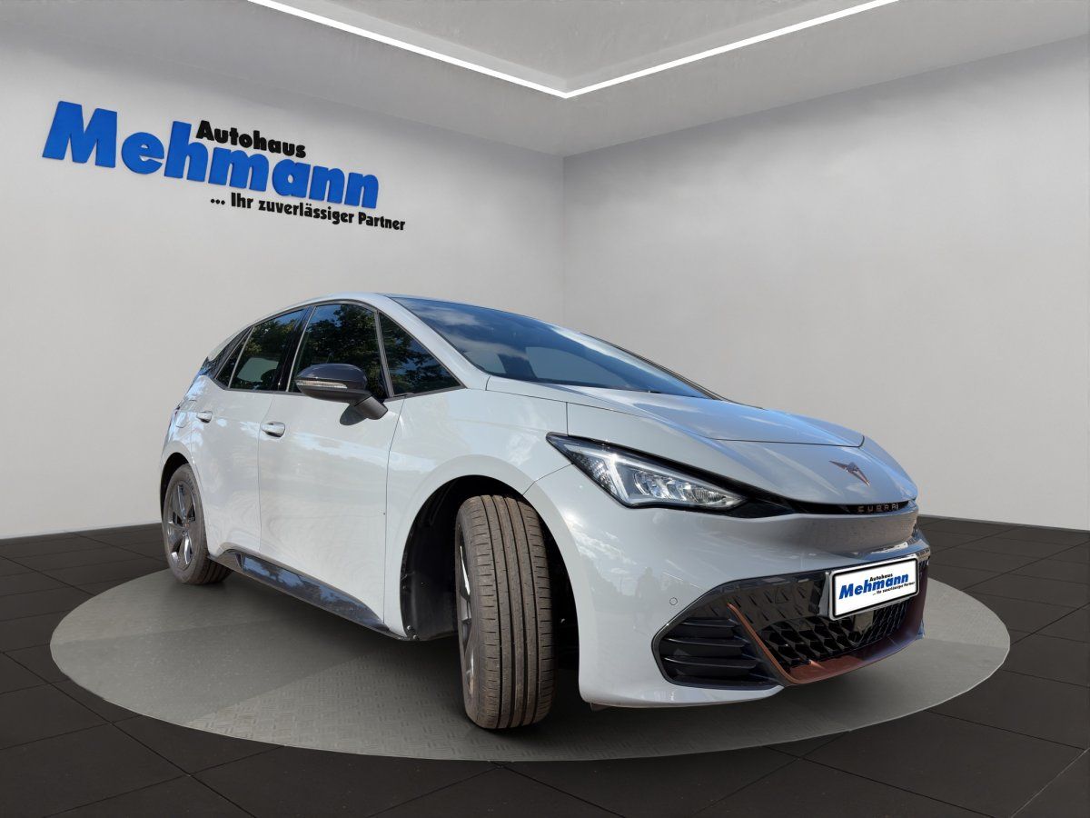 Cupra Born Frontansicht seitlich in weiß beim Autohaus Mehmann