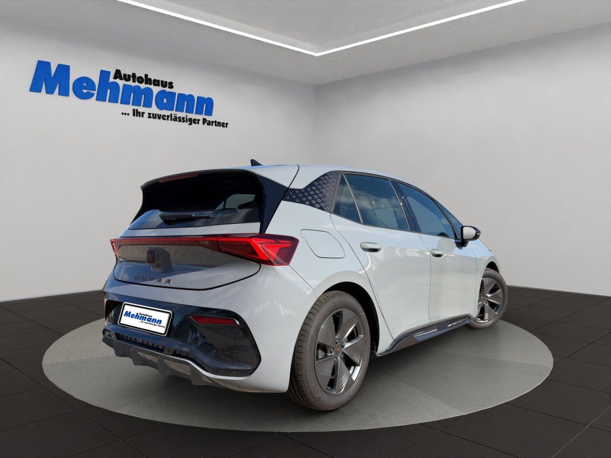 Cupra Kompaktwagen weiß Heckansicht schräg im Showroom