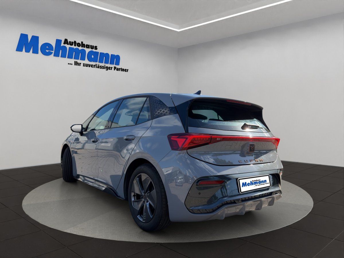 Cupra Kompaktwagen grau Heckansicht im Autohaus Mehmann