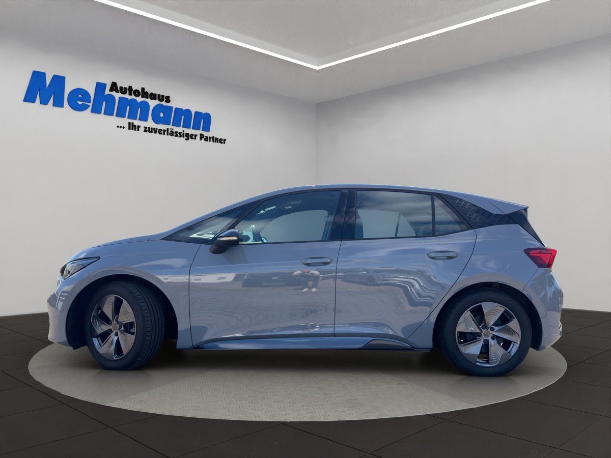 VW ID.3 blau, Seitenansicht im Autohaus Mehmann