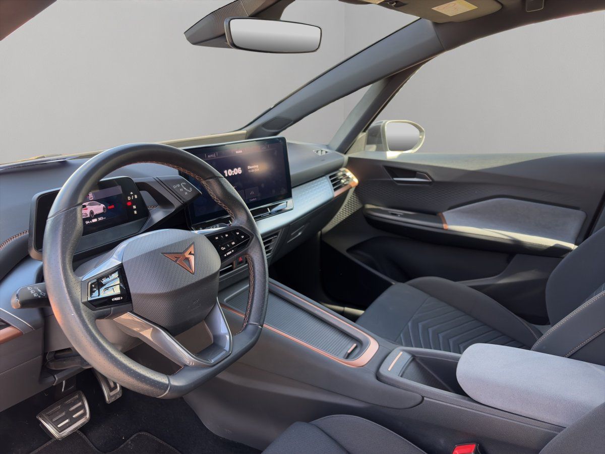 Cupra Born Cockpit mit Lenkrad und Digitalanzeige im Innenraum