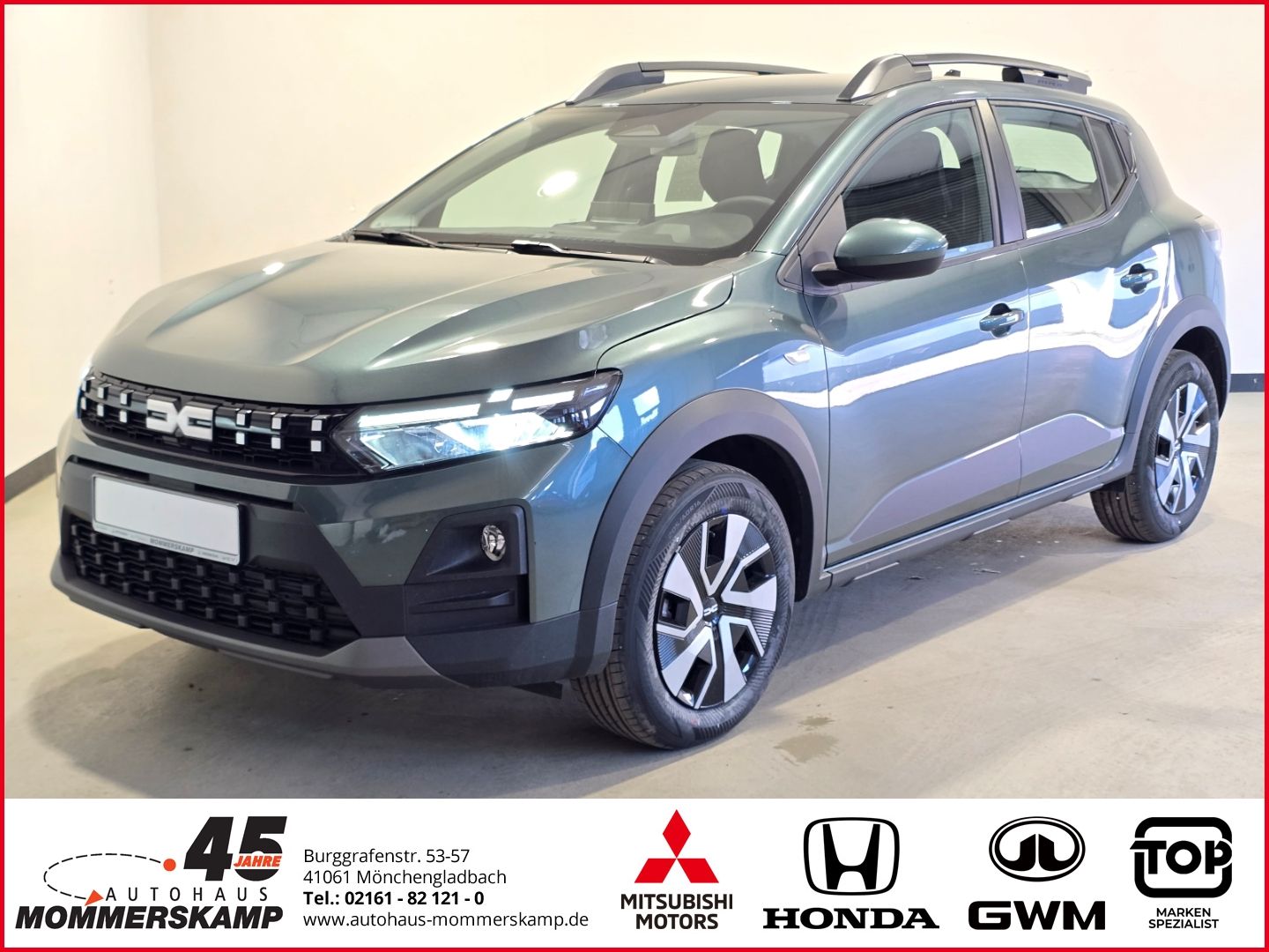 Dacia SUV in Grau Metallic Frontansicht seitlich im Autohaus