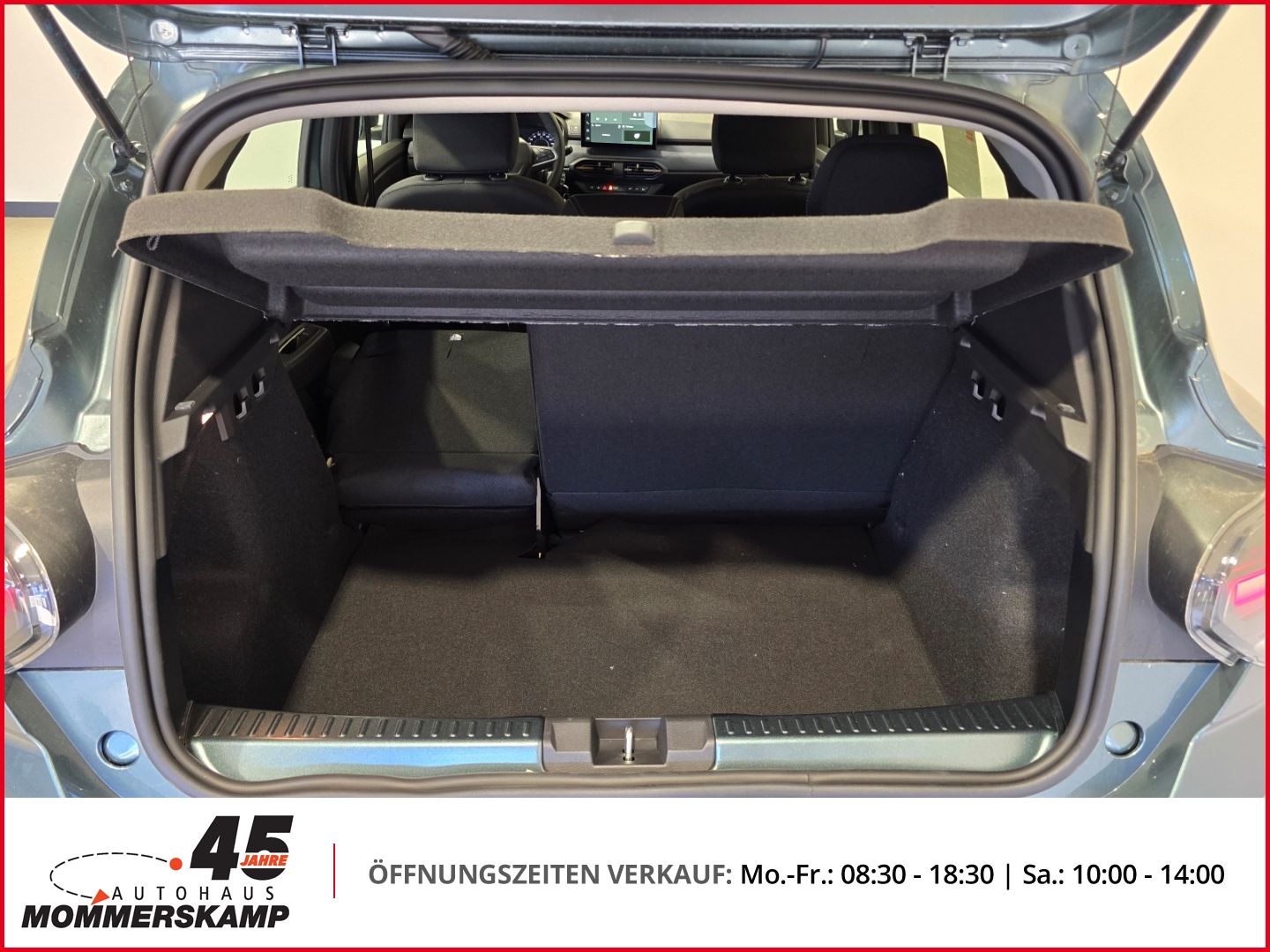 Kofferraum mit Ladekante bei geöffneter Heckklappe im Dacia SUV